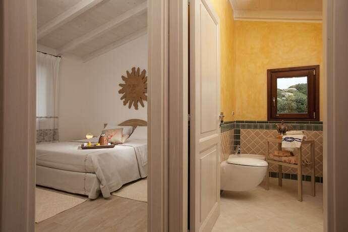 Imagen de la habitación del Hotel Punta Falcone Resort. Foto 17