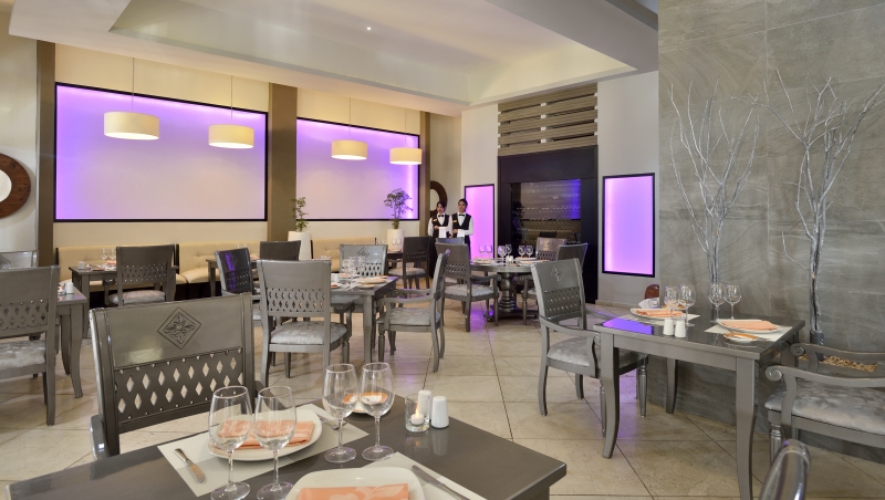 Imagen del bar/restaurante del Hotel Punta Franc&eacute;s. Foto 2