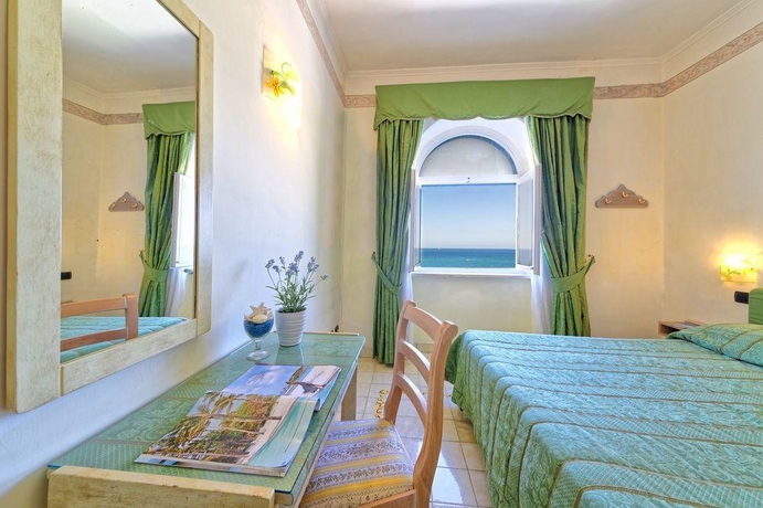 Imagen general del Hotel Punta Imperatore. Foto 15