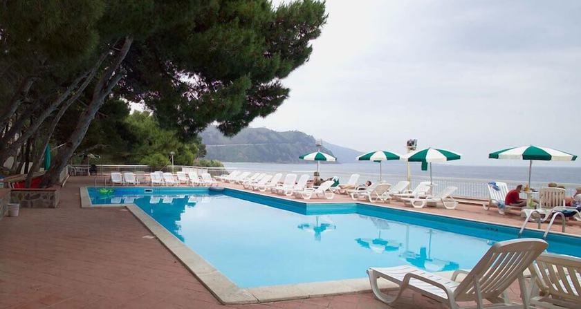 Imagen de la piscina del Hotel Punta Licosa. Foto 18