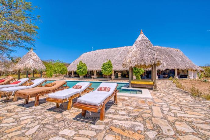 Imagen de la piscina del Hotel Punta Teonoste. Foto 10