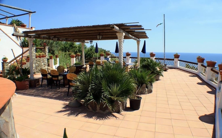 Imagen de los exteriores del Hotel Punto Azzurro. Foto 17