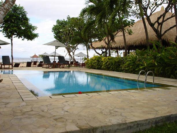 Imagen de la piscina del Hotel Puri Benoa Suites Bungalows. Foto 8