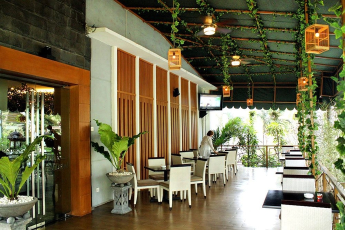 Imagen del bar/restaurante del Hotel Puri Denpasar. Foto 1