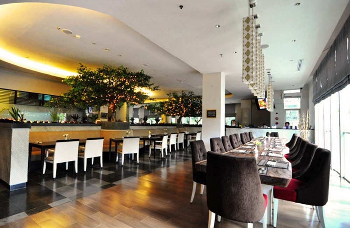 Imagen del bar/restaurante del Hotel Puri Denpasar. Foto 2