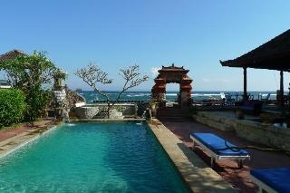 Imagen de la piscina del Hotel Puri Oka Beach Bungalows. Foto 4