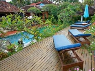 Imagen de la piscina del Hotel Puri Oka Beach Bungalows. Foto 5