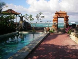 Imagen de la piscina del Hotel Puri Oka Beach Bungalows. Foto 6