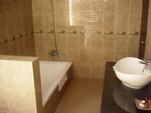Imagen de la habitación del Hotel Puri Saron Baruna Beach. Foto 10