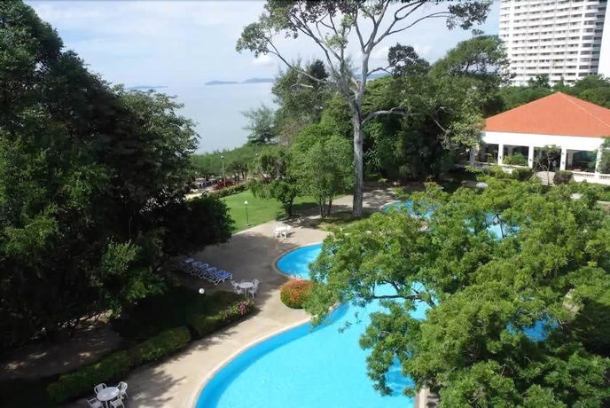 Imagen de la piscina del Hotel Purimas Beach Hotel and Spa. Foto 17