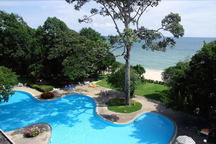 Imagen de la piscina del Hotel Purimas Beach Hotel and Spa. Foto 18