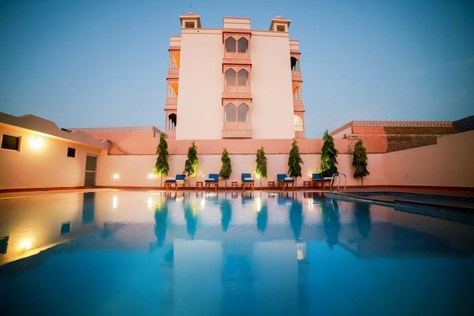 Imagen de la piscina del Hotel Pushkar Legacy. Foto 37