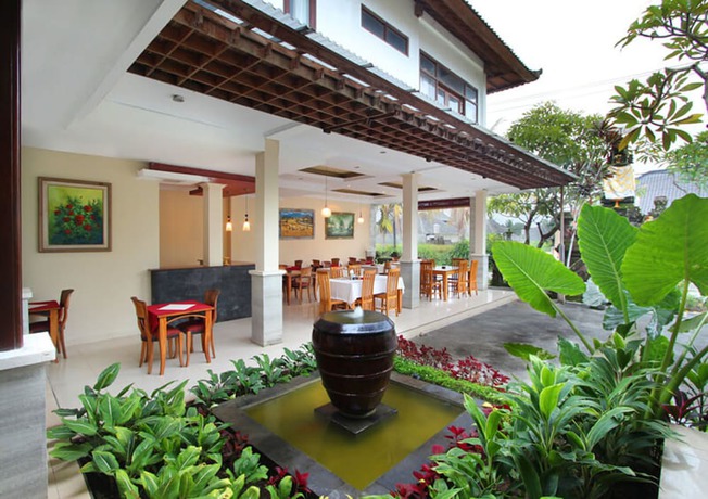 Imagen de los exteriores del Hotel Putri Ayu Cottages. Foto 10