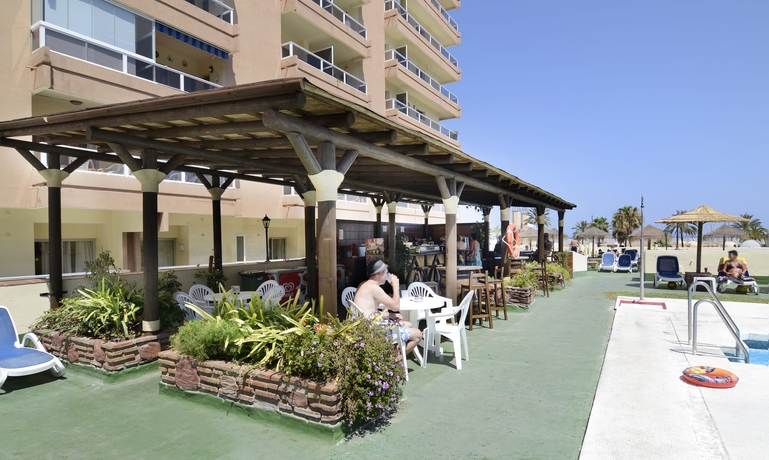 Imagen de la piscina del Hotel Pyr Fuengirola. Foto 15