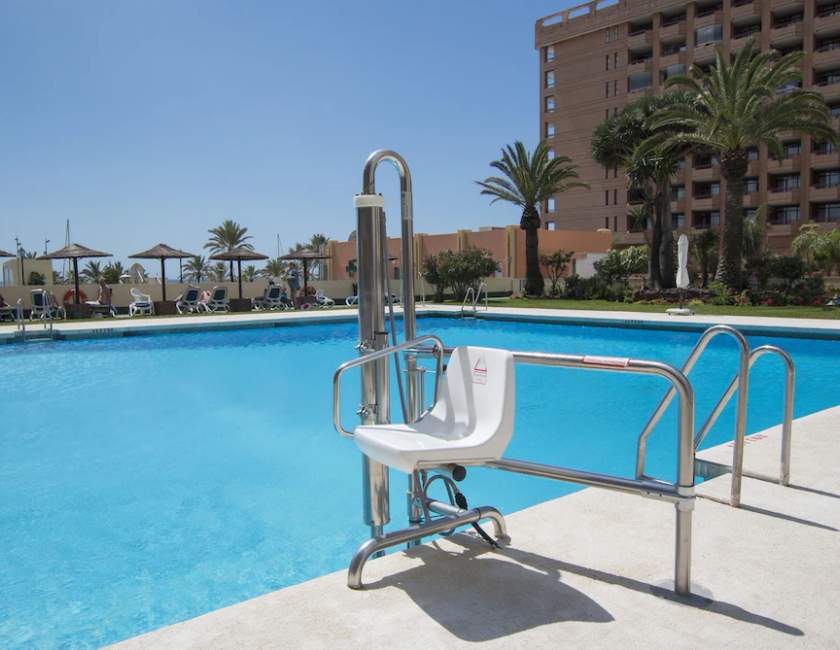 Imagen de la piscina del Hotel Pyr Fuengirola. Foto 12