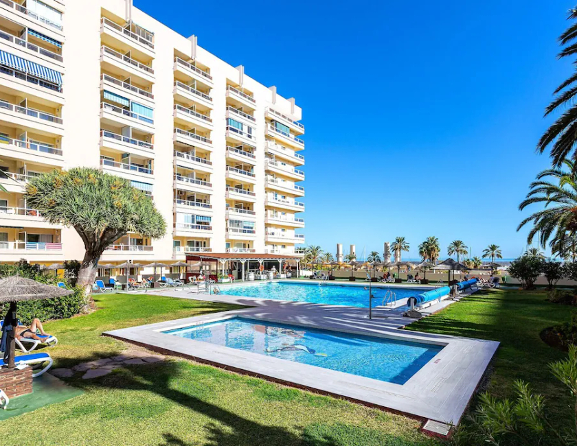 Imagen de la piscina del Hotel Pyr Fuengirola. Foto 13