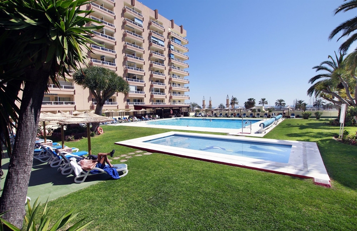 Imagen de la piscina del Hotel Pyr Fuengirola. Foto 16