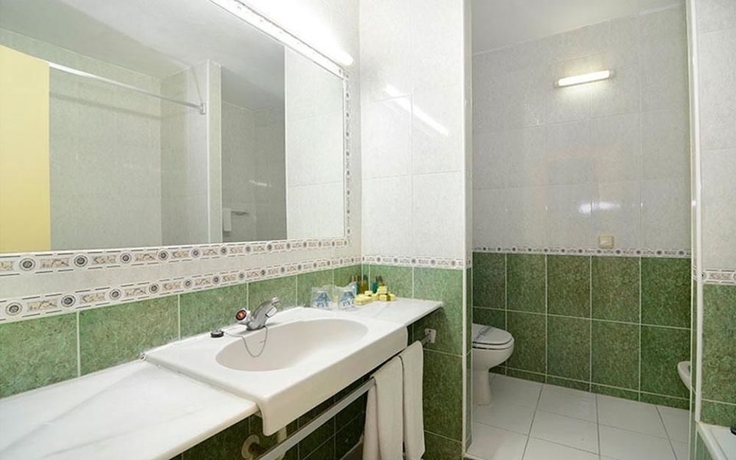 Imagen de la habitación del Hotel Pyr Fuengirola. Foto 8