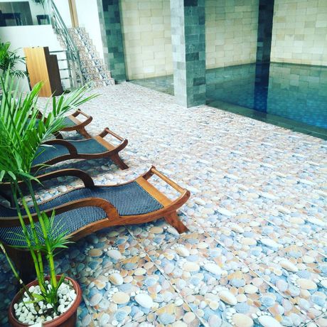 Imagen de la piscina del Hotel Pyramid Suites. Foto 20