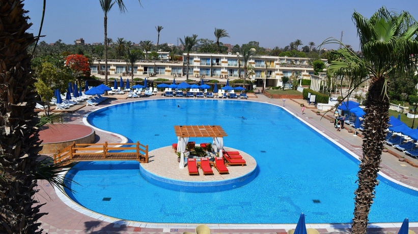 Imagen de la piscina del Hotel Pyramids Park Resort Cairo. Foto 12