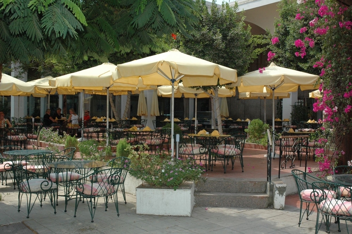 Imagen del bar/restaurante del Hotel Pyramids Park Resort Cairo. Foto 4