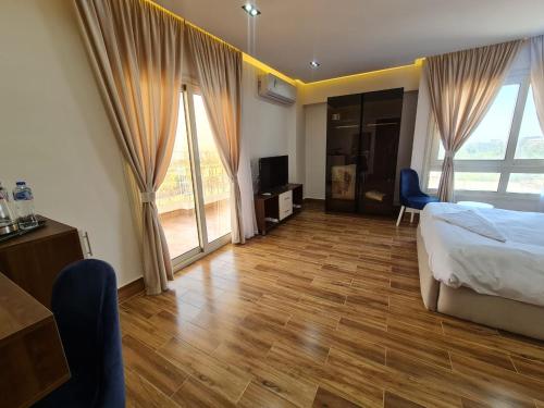 Imagen general del Hotel Pyramids Sunshine View. Foto 1