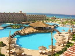 Imagen de la piscina del Hotel Pyramisa Sahl Hasheesh Resort. Foto 4