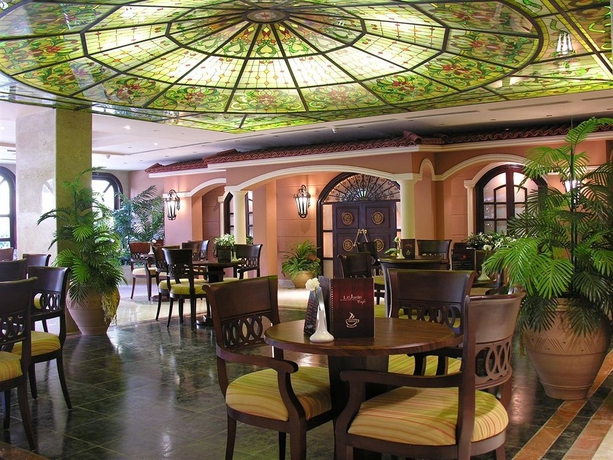 Imagen del bar/restaurante del Hotel Pyramisa Suites Cairo. Foto 2