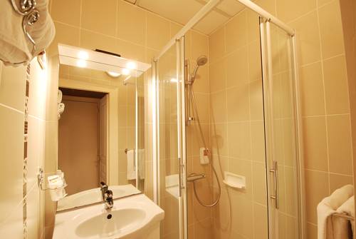 Imagen de la habitación del Hotel Pyr&eacute;n&eacute;es Atlantique. Foto 5