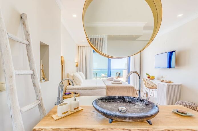 Imagen de la habitación del Hotel Pyrgos Blue. Foto 13