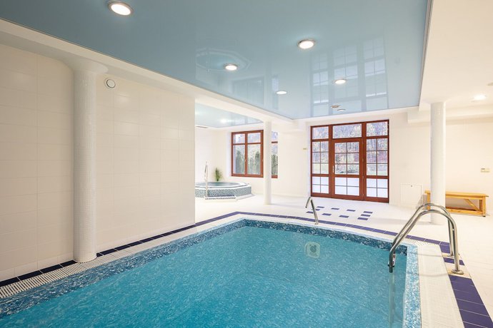 Imagen de la piscina del Hotel Pytloun Wellness Hasi&scaron;tejn. Foto 17