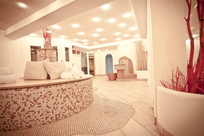 Imagen de la piscina del Hotel Q Maria Theresia. Foto 16