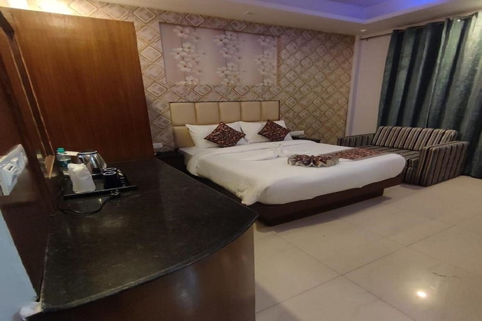 Imagen de la habitación del Hotel Q Saina\'s S K Regency. Foto 8