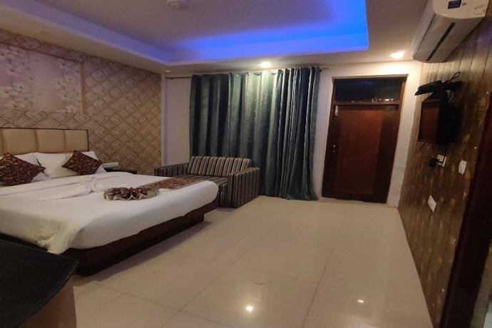 Imagen de la habitación del Hotel Q Saina\'s S K Regency. Foto 11