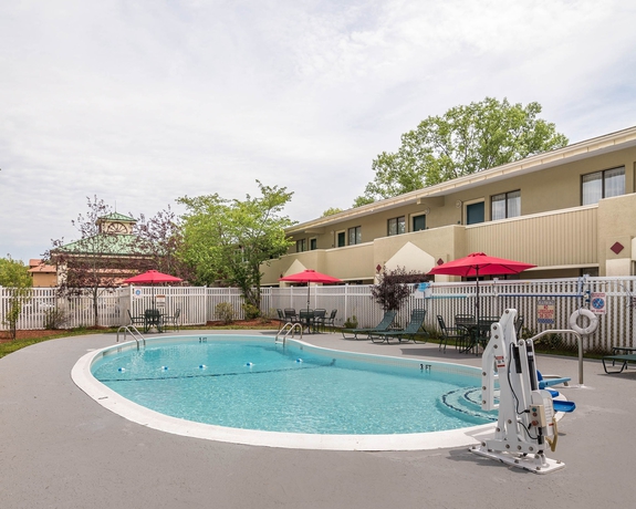 Imagen de la piscina del Hotel QUALITY INN AND SUITES, Lexington. Foto 16