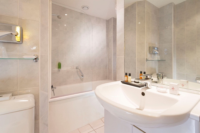 Imagen de la habitación del Hotel QUEEN MARY, París. Foto 2