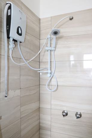 Imagen de la habitación del Hotel QUEENS COURT HOTEL. Foto 4