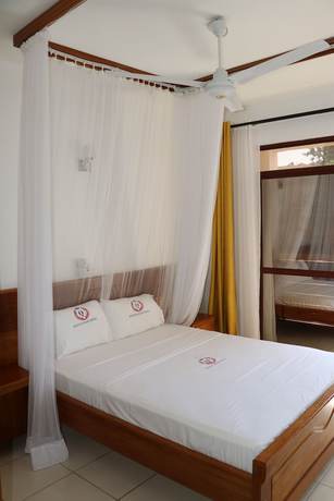 Imagen de la habitación del Hotel QUEENS COURT HOTEL. Foto 5