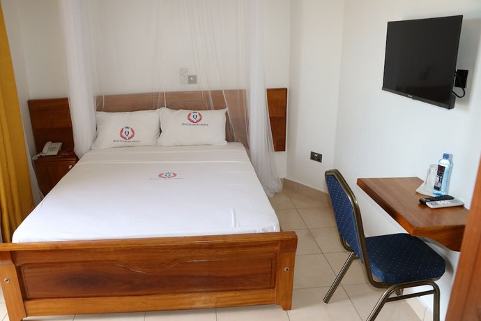 Imagen de la habitación del Hotel QUEENS COURT HOTEL. Foto 6