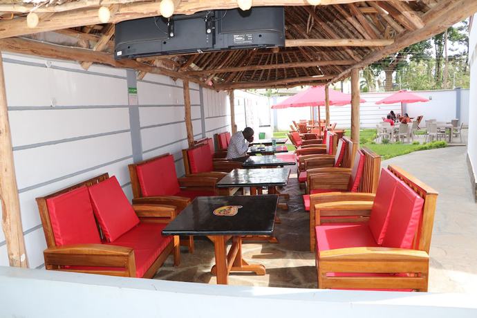 Imagen del bar/restaurante del Hotel QUEENS COURT HOTEL. Foto 3
