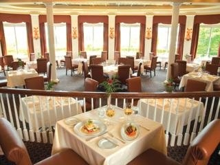 Imagen del bar/restaurante del Hotel QUEEN'S LANDING. Foto 9