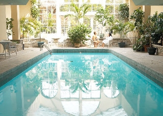 Imagen de la piscina del Hotel QUEEN'S LANDING. Foto 13