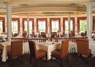 Imagen del bar/restaurante del Hotel QUEEN'S LANDING. Foto 10