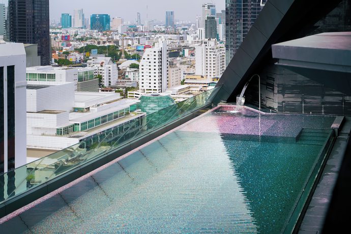 Imagen de la piscina del Hotel QUEENSLAND Bangkok. Foto 10