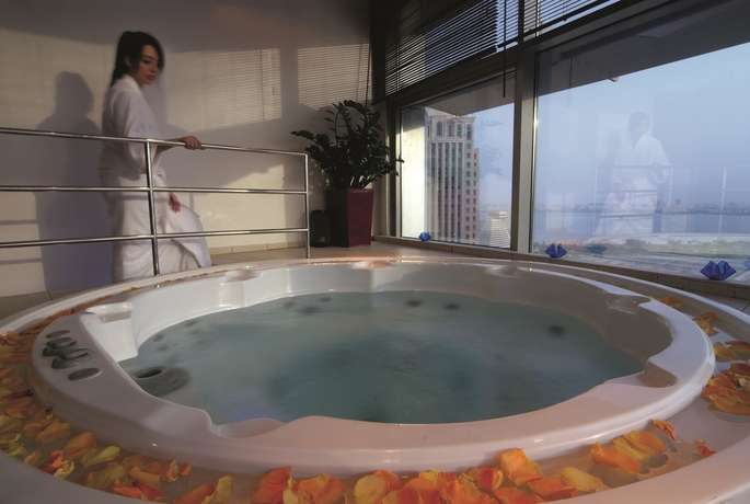 Imagen de la piscina del Hotel Qabila Westbay. Foto 15