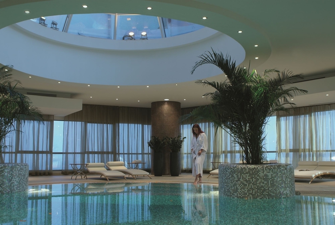 Imagen de la piscina del Hotel Qabila Westbay. Foto 16