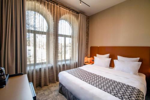 Imagen de la habitación del Hotel Qarvasla. Foto 11