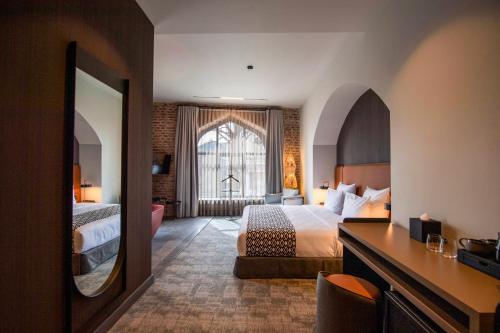 Imagen de la habitación del Hotel Qarvasla. Foto 12