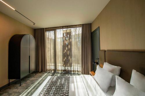 Imagen de la habitación del Hotel Qarvasla. Foto 16