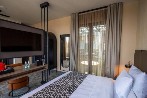 Imagen de la habitación del Hotel Qarvasla. Foto 18